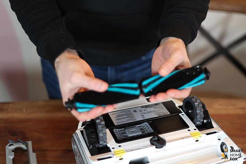 Die weiche Hauptbürste des Samsung Jet Bot AI+ wird in den Händen gehalten.